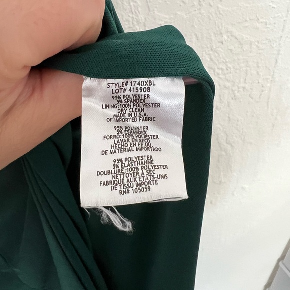 Avery Off the Shoulder Green Gown Woman’s Size 10 - Picture 8 of 10